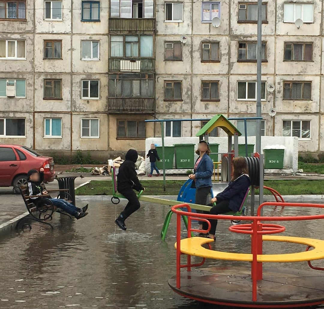 После мощного дождя на севере Коми двор превратился в «аквапарк» (фото, видео)