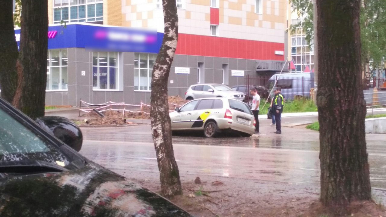 В Сыктывкаре такси провалилось в огромную яму в асфальте (фото)