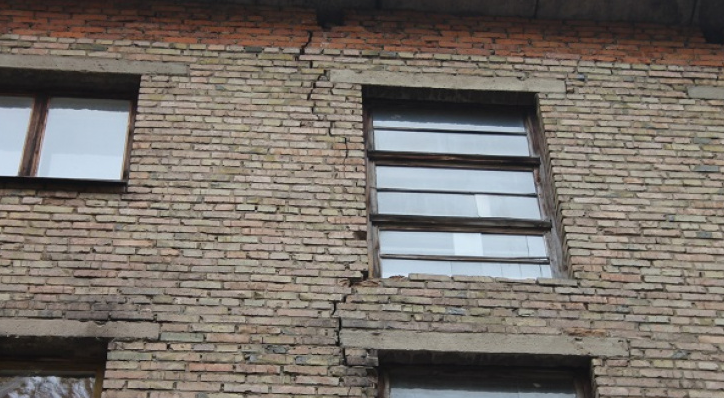 После двух лет мучений «треснувший» дом в Сыктывкаре признали аварийным