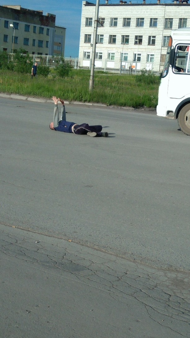 Пьяный мастер: житель Коми устроил занятия «йогой» прямо на проезжей части (фото)