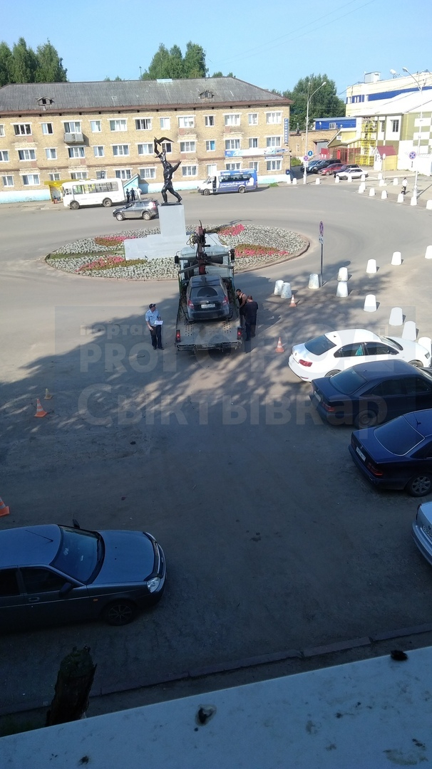 В ГИБДД рассказали, почему возле сыктывкарского аэропорта весь день эвакуируют машины