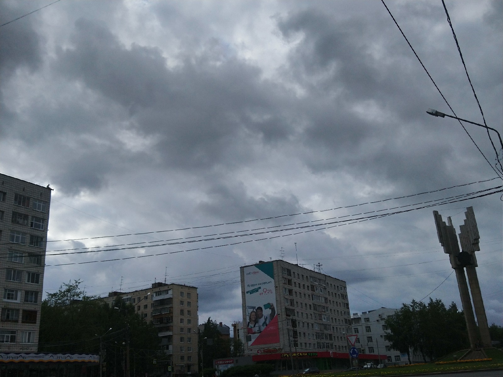 Фото дня в Сыктывкаре: человек на краю крыши в центре города