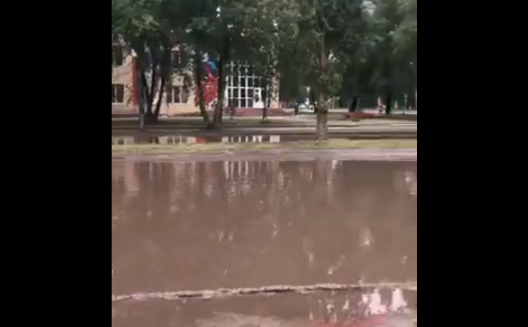 Одну из улиц Сыктывкара скрыло под водой (фото, видео)