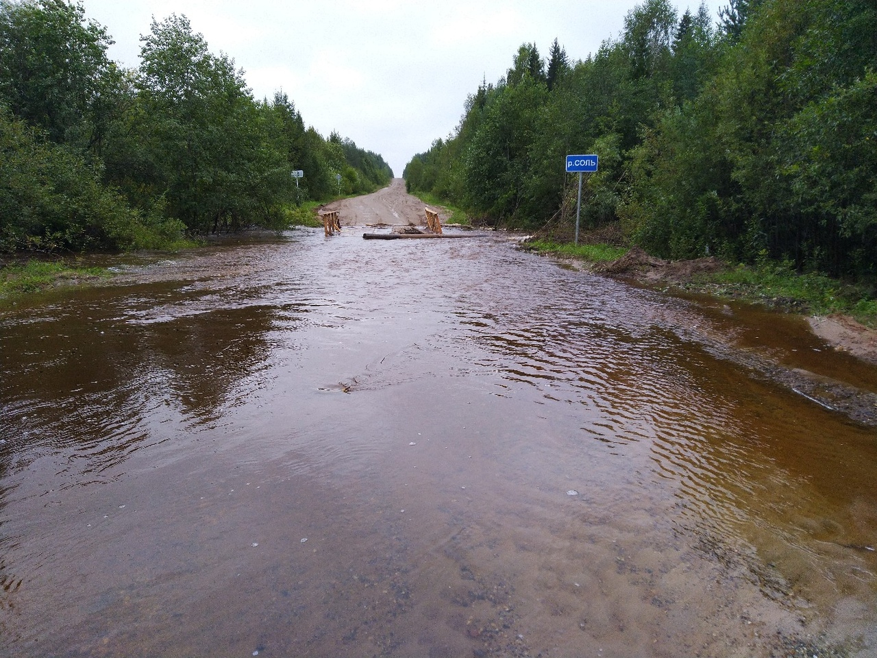 В одном из районов Коми река оставила людей без дороги и моста (фото)
