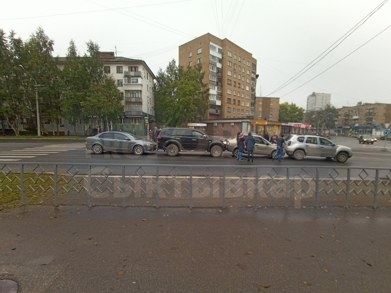 Необычное ДТП в Сыктывкаре: четыре машины образовали «паровозик» на «кольце» (фото)