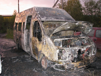 В Коми трое молодых людей ради забавы сожгли два микроавтобуса (фото)