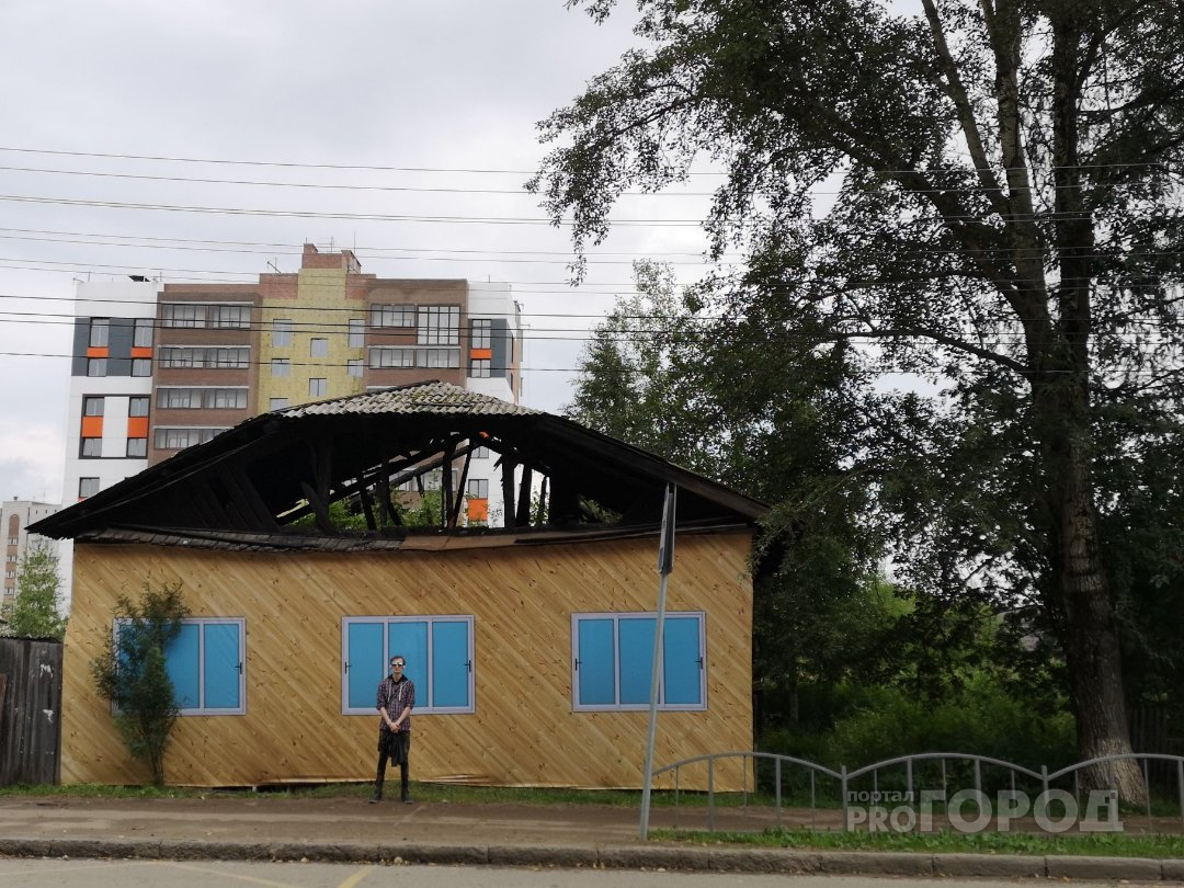 Ко Дню Республики ветхие обугленные руины в Сыктывкаре закрыли ярким плакатом