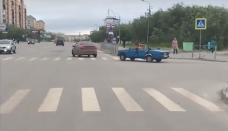 В Коми самодельный кабриолет тащили по улице под песню Снуп Догга (видео)