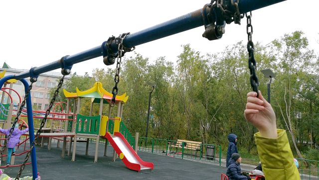 В одном из городов Коми взрослым и подросткам запретили ходить на качели