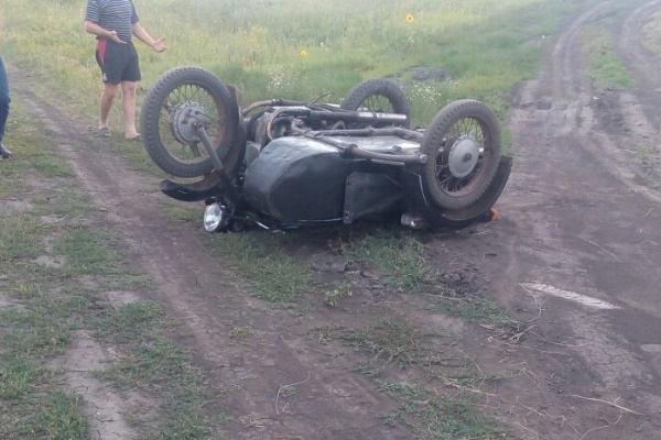 В Коми мотоциклист улетел в кювет, травмировал пассажира и убежал с места аварии