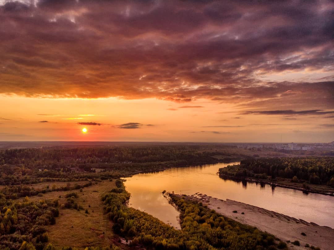 Фото дня в Сыктывкаре: река, указывающая путь к солнцу
