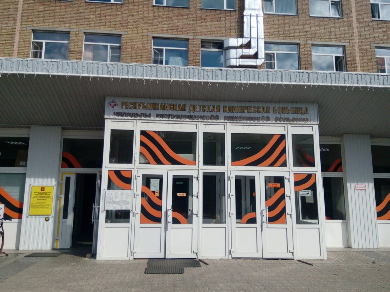 На стройке в детской больнице Сыктывкара в шахту лифта упал рабочий