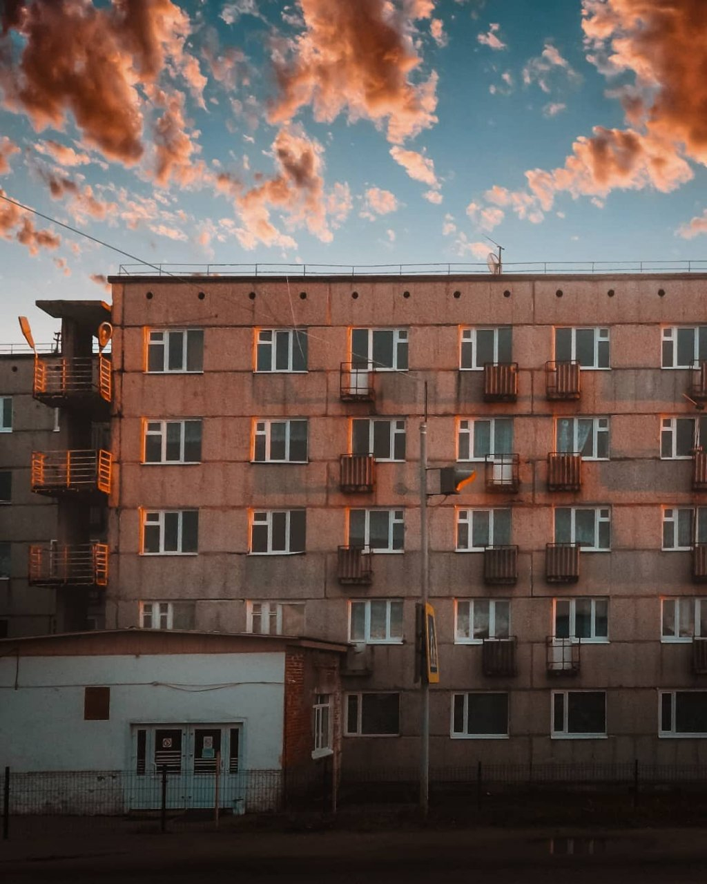 Фото дня в Сыктывкаре: нежные оттенки заката в облаках над городом