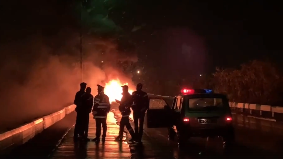 Житель Коми попал в аварию, где его машина сгорела дотла (видео)