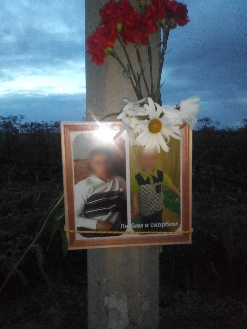 Люди несут цветы к месту страшной аварии, где погибли сыктывкарец и его сын