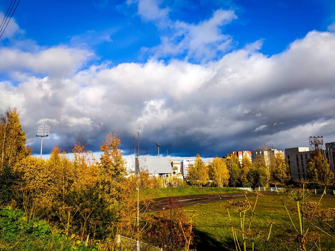 Фото дня в Сыктывкаре: фантастические облака поделили небо и землю пополам