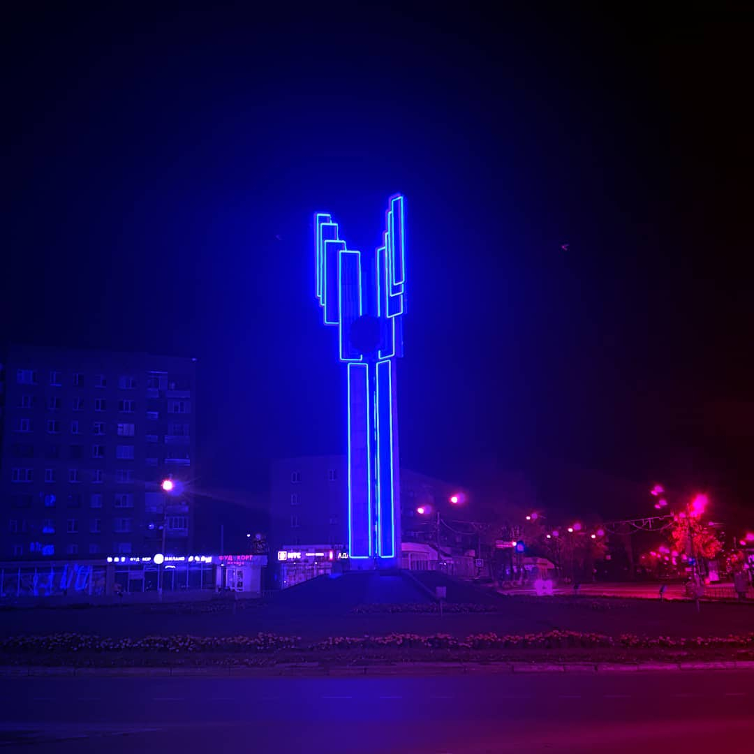 Фото дня в Сыктывкаре: неоновые огни стелы под ночным небом