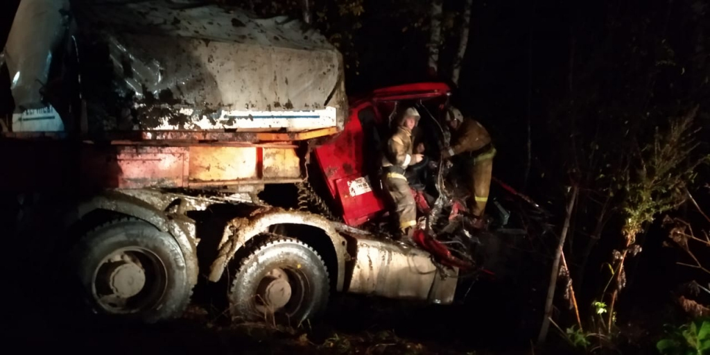 В Сыктывкаре скончался пассажир УАЗа, в который влетел грузовик
