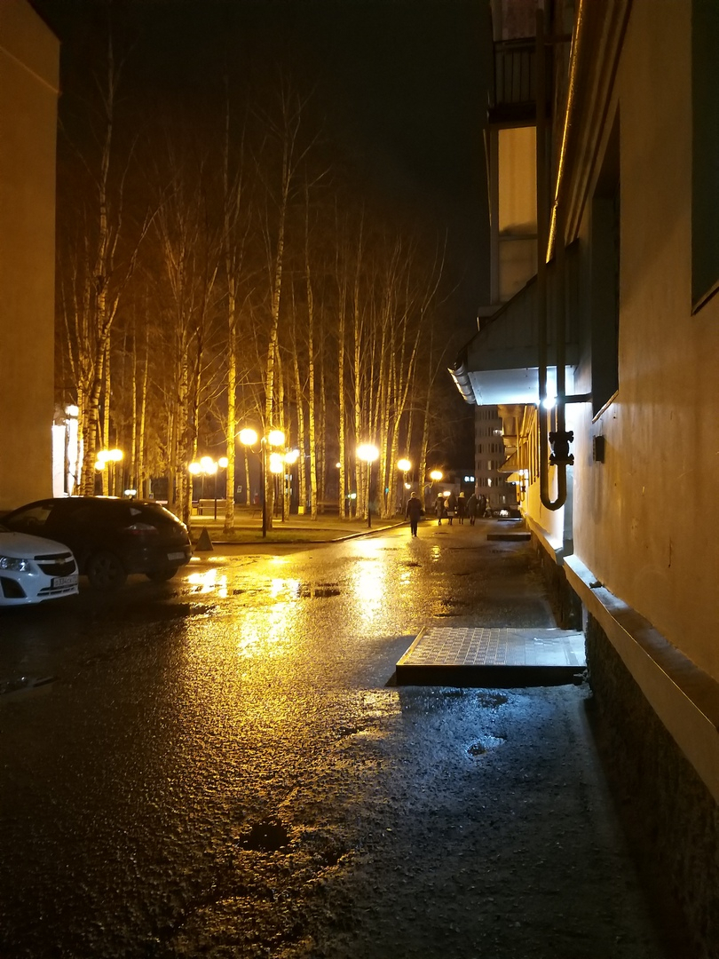 Фото дня в Сыктывкаре: фонари на аллее вечернего города