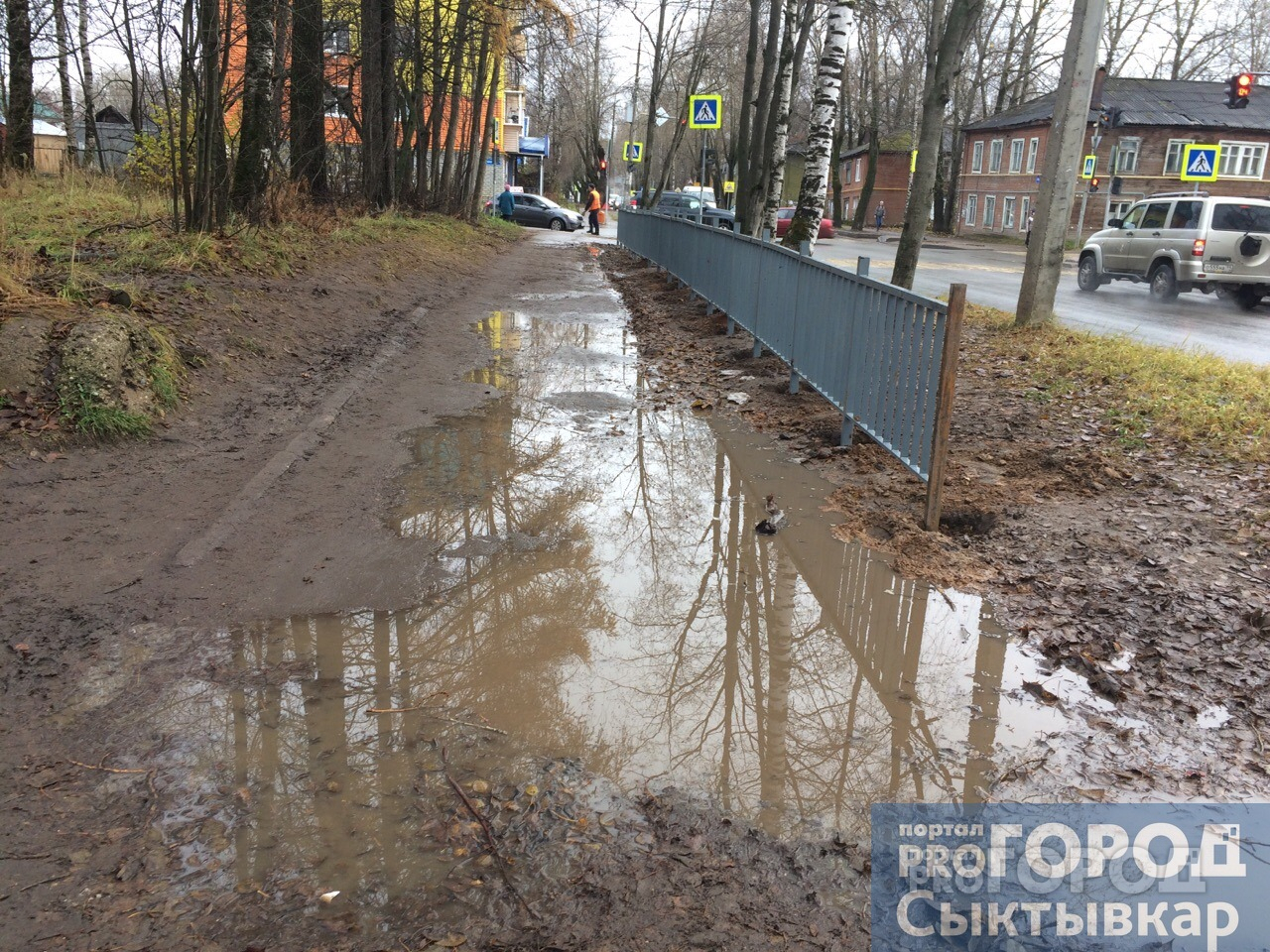 Сыктывкарка: «Вместо нового тротуара поставили забор!»