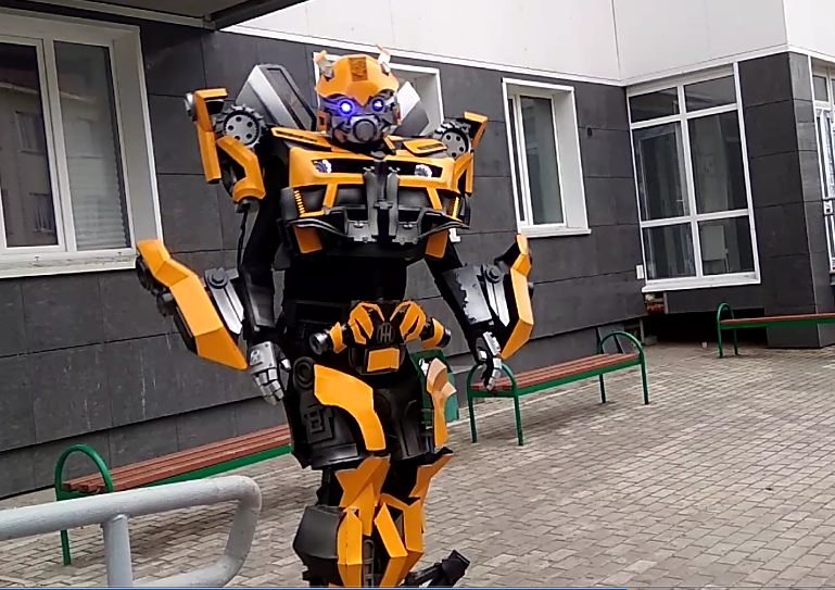 На улицах Сыктывкара видели настоящего робота-трансформера Бамблби (видео)