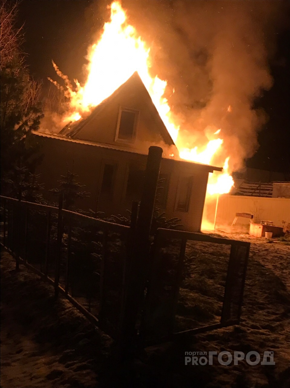 В Сыктывкаре в дачном сообществе сгорел частный дом (фото, видео)