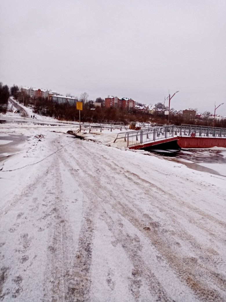 В Сыктывкаре из-за ледохода разрушился понтонный мост
