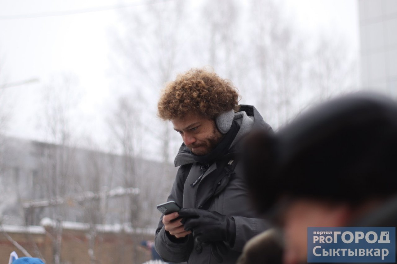 Фото дня в Сыктывкаре: известный российский блогер на митинге против строительства мусорного полигона
