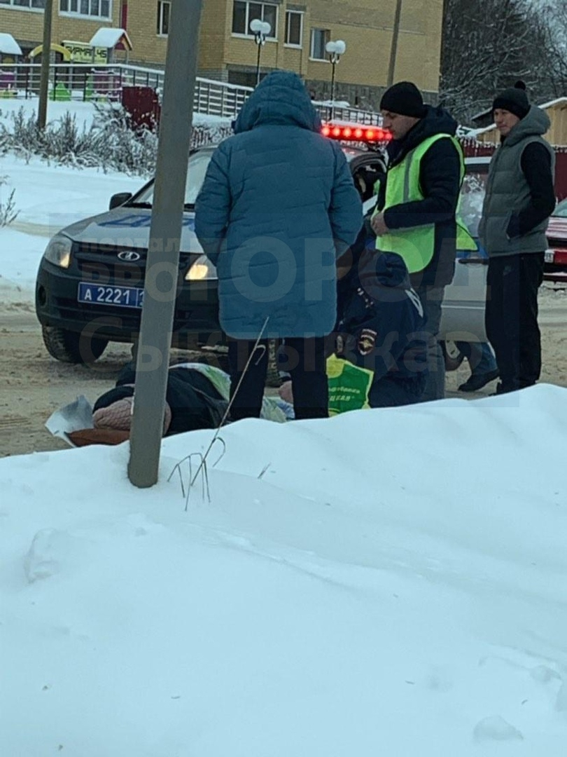 В Сыктывкаре у автобусной остановки сбили человека (фото)