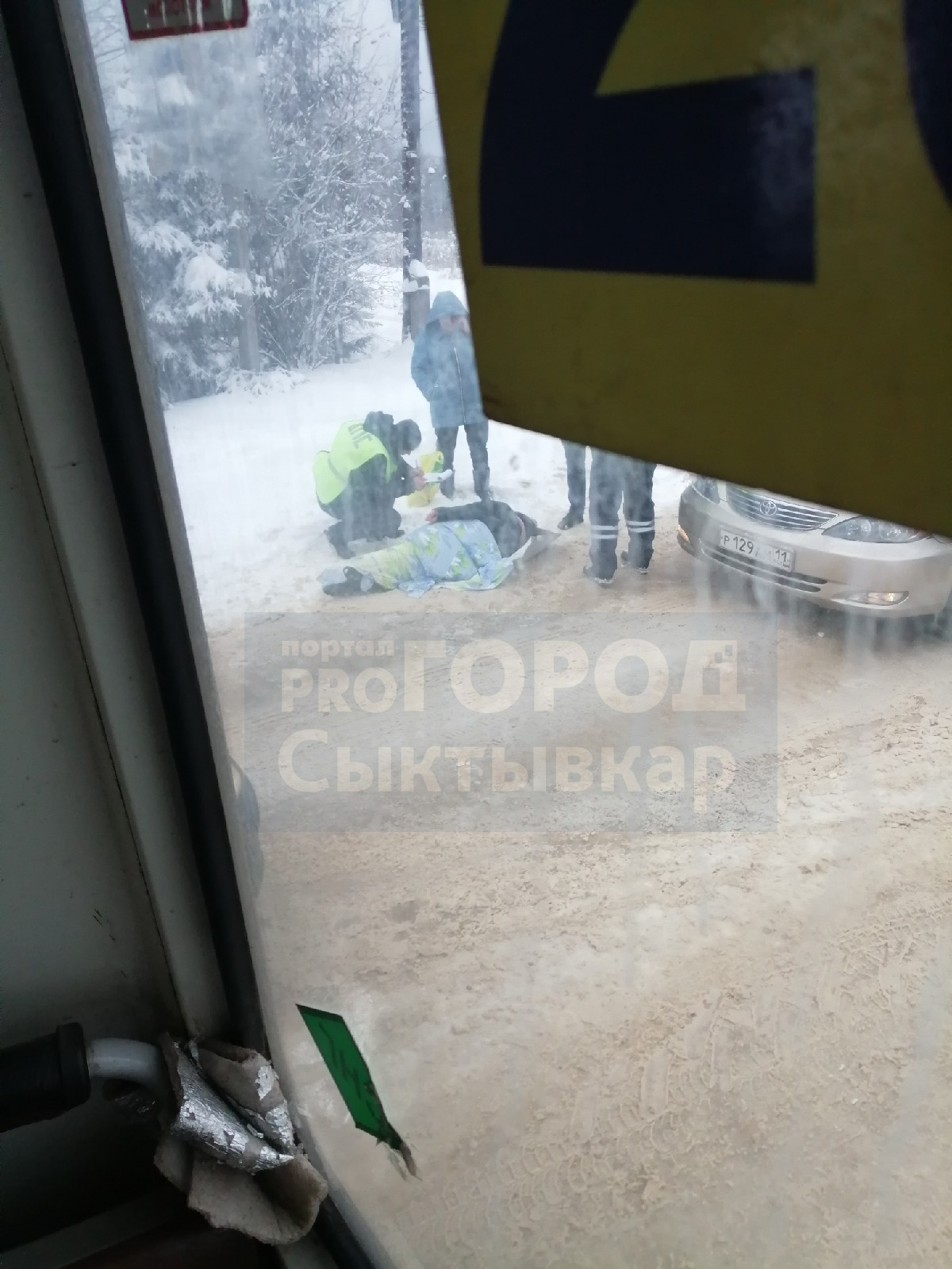 Появились подробности аварии с пешеходом у автобусной остановки в Сыктывкаре