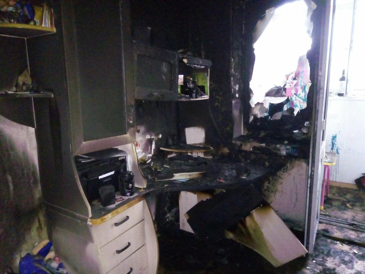 «Я с детьми осталась без дома!»: из-за пожара сыктывкарка лишилась квартиры