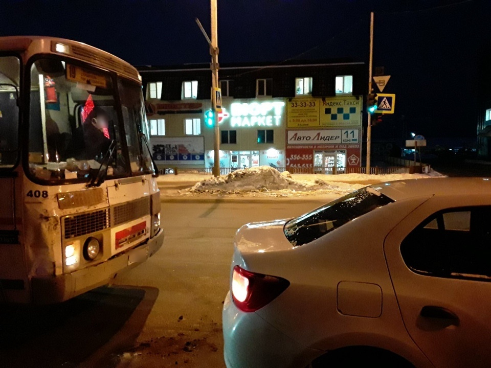 В Сыктывкаре автобус врезался в «Рено», пострадала девушка