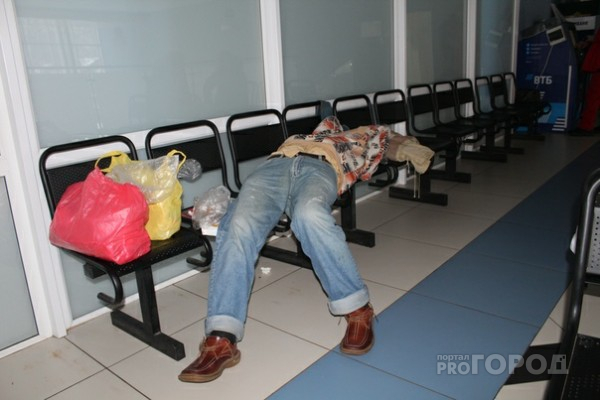 «Чешется, гадит и звонит Путину»: мужчина третий год атакует сыктывкарский аэропорт