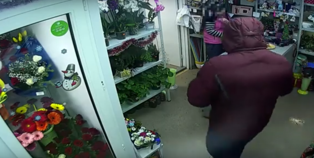 Появилось видео ограбления цветочного магазина в Коми