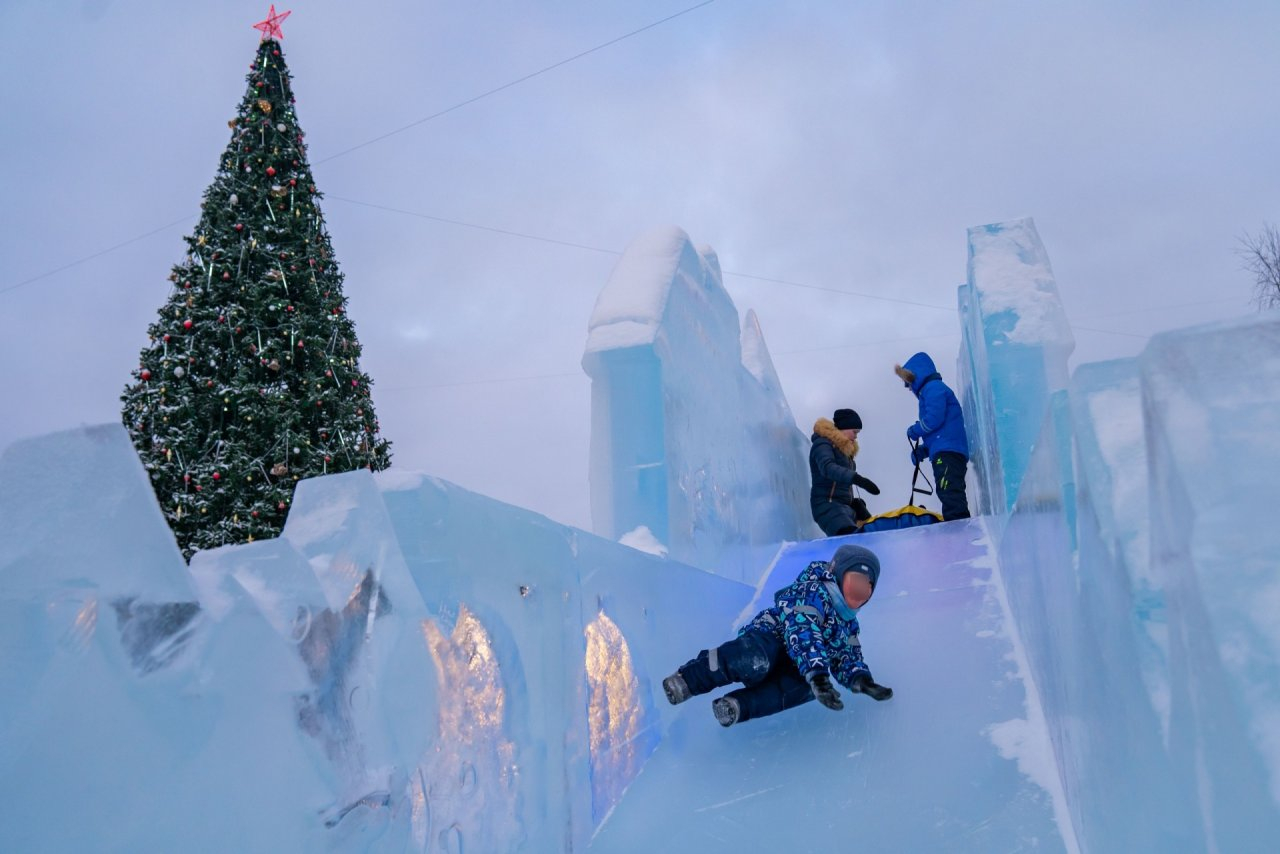 Жители Коми ополчились на новогоднюю елку с ослепительной гирляндой