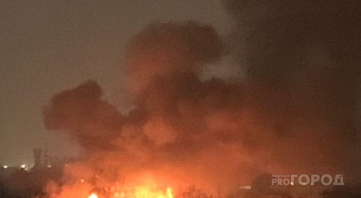 Появились подробности мощного ночного пожара в Сыктывкаре