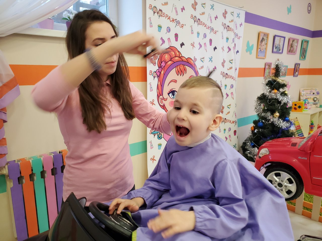 Как постричь малышей: сыктывкарская парикмахерская придумала необычное решение