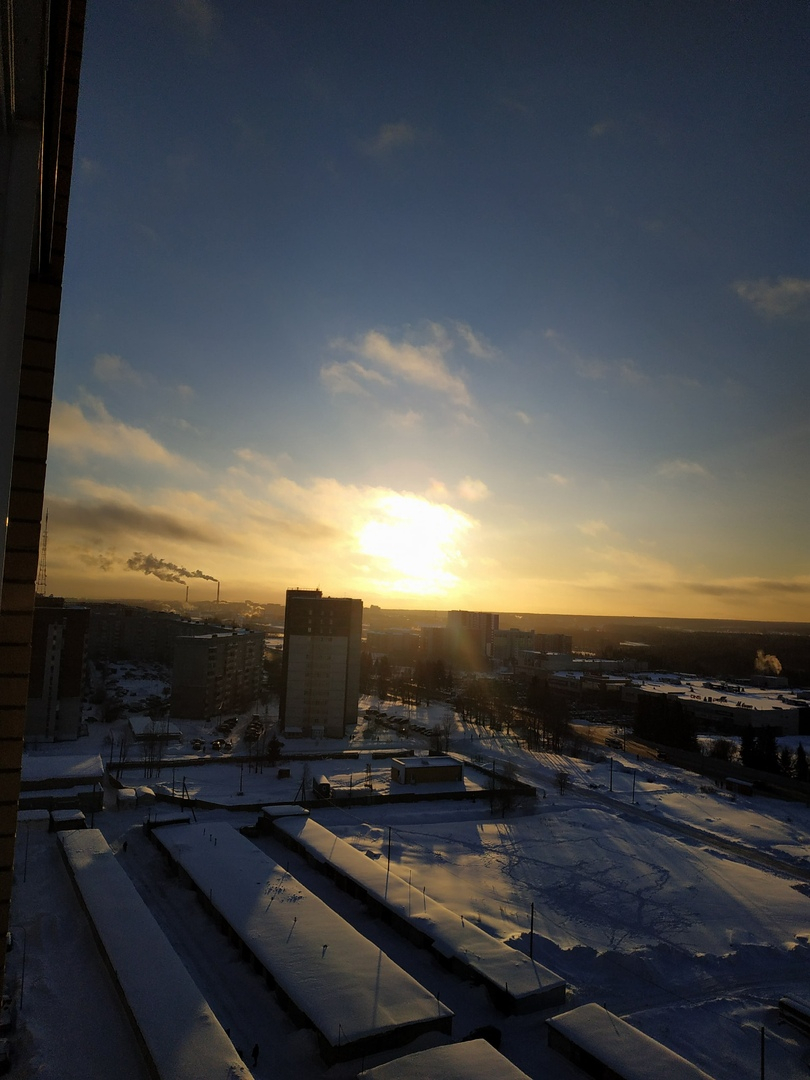 Фото дня в Сыктывкаре: ослепительный рассвет над утренним городом