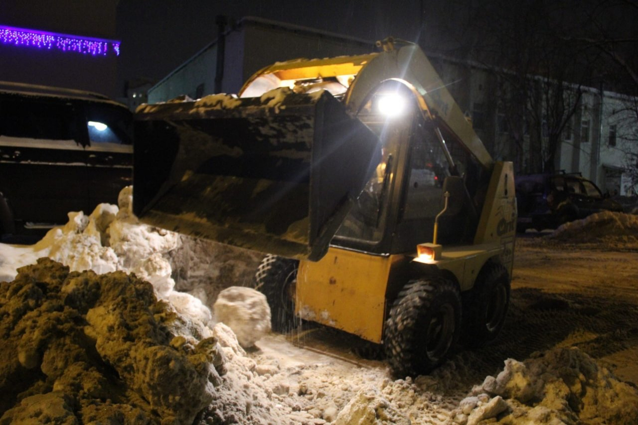 Мэр Сыктывкара проверила, как по вечерам убирают снег в городе (фото)
