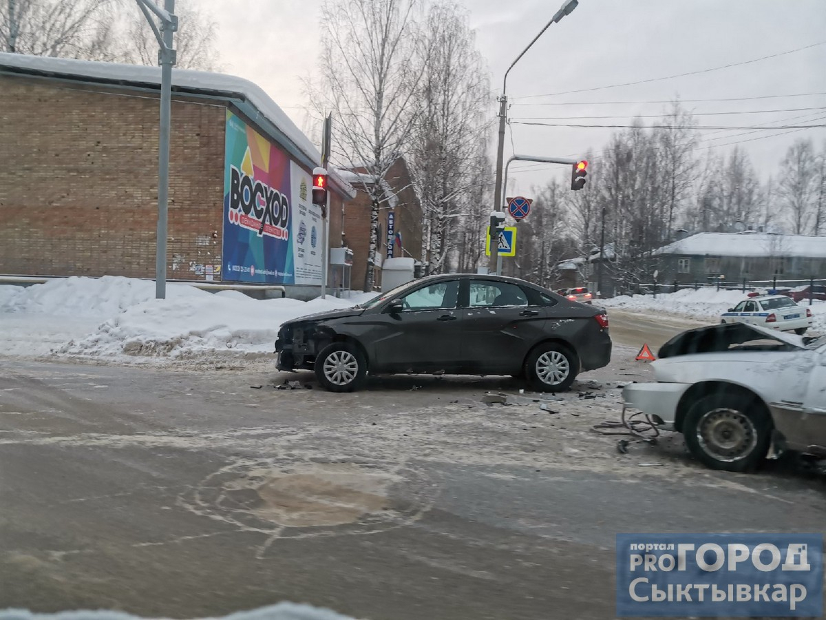 Около крупного гипермаркета в Сыктывкаре произошла авария (фото)