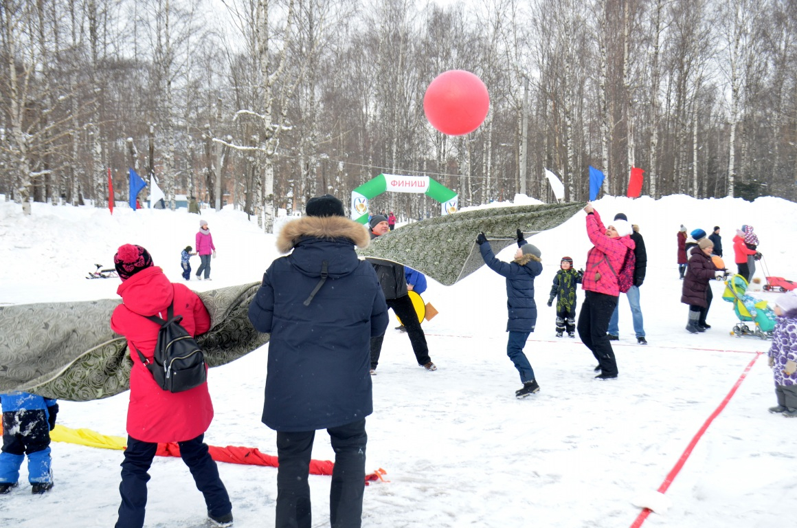 Волейбол на покрывалах и перетягивание «сосиски»: как отметили день зимних видов спорта в Сыктывкаре