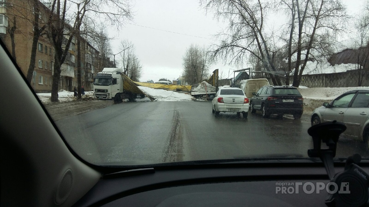 В Сыктывкаре фура со снегом перегородила целую улицу (фото)