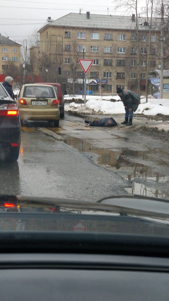 В Коми мужчина упал на пешеходном переходе и умер