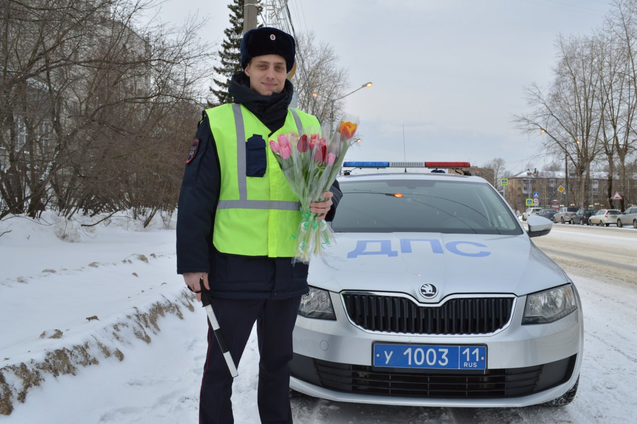 Люди в форме и тюльпаны из автомобиля: как сыктывкарок поздравили с 8 Марта