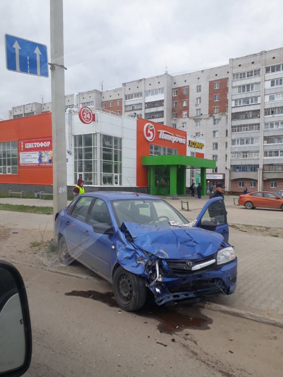 В Сыктывкаре произошло жесткое ДТП: два автомобиля вылетели на тротуар (фото, видео)