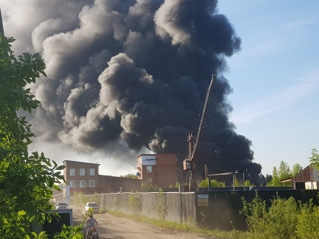 «Дым видно даже из Эжвы»: в Сыктывкаре случился сильный пожар (фото, видео)