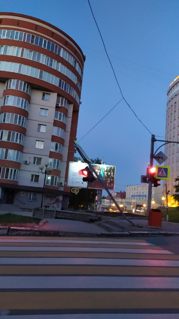Фото дня в Сыктывкаре: «уставший» светофор в центре города
