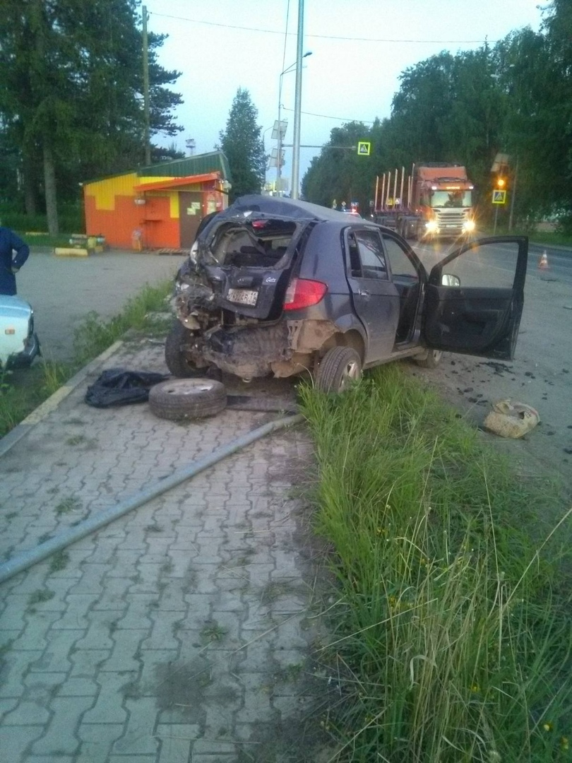 В Сыктывкаре пьяный водитель КамАЗа без прав протаранил машину с ребенком