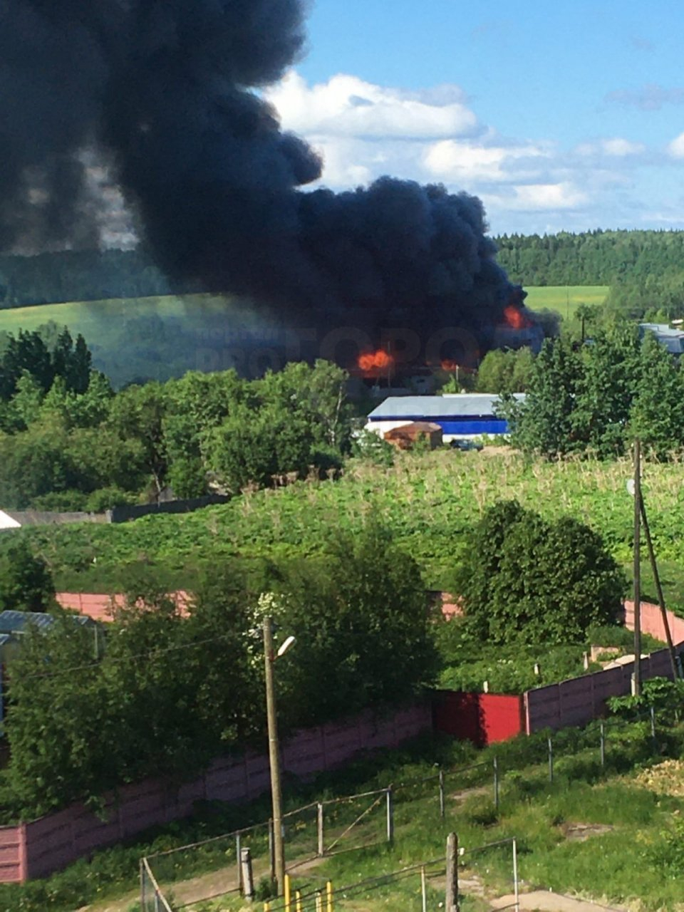 В Сыктывкаре полыхает склад: столб дыма виден по всему городу (фото)