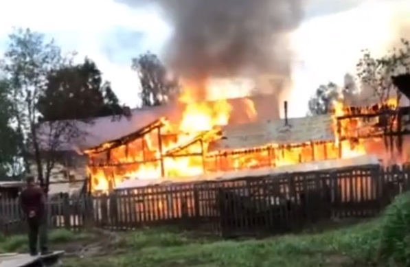 В сыктывкарском Заречье полыхает страшный пожар (видео)